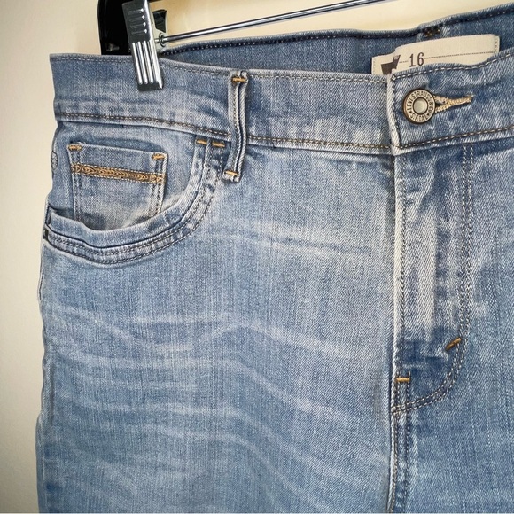 Levi’s Denim Shorts with Rolled Hem and 5-Pocket Design Size 16 - Picture 3 of 12